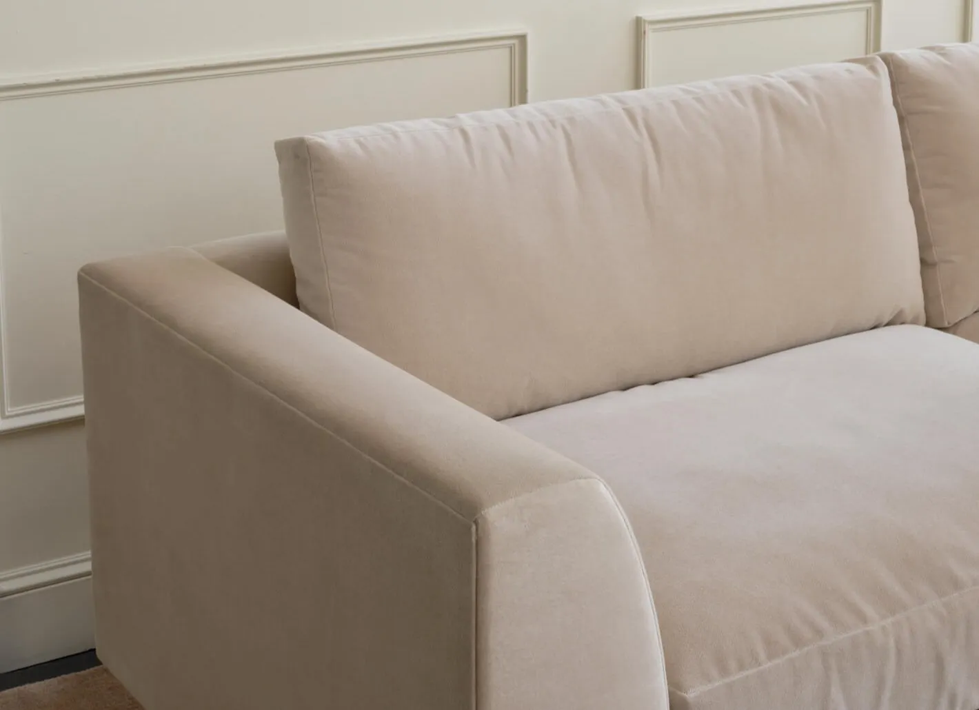 Dekayess Chaise Sectional in Natural Latex